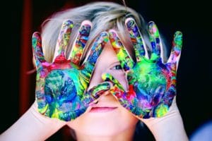 niña con pintura