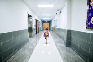 Niña en los pasillos de un colegio